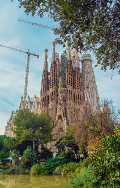 Gün doğumunda Sagrada Familia Barselona. Seçici odaklanma. Doğa