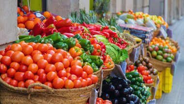Meyve ve sebzeli market tezgahları. Seçici odaklanma. Yiyecek..