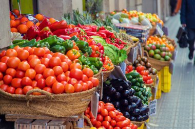 Meyve ve sebzeli market tezgahları. Seçici odaklanma. Yiyecek..