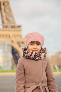 Paris 'teki Eyfel Kulesi' nin arka planındaki kız çocuğu. Seçici odak.