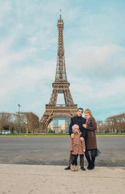 Paris 'teki Eyfel Kulesi yakınlarında aile fotoğrafı. Seçici odak.