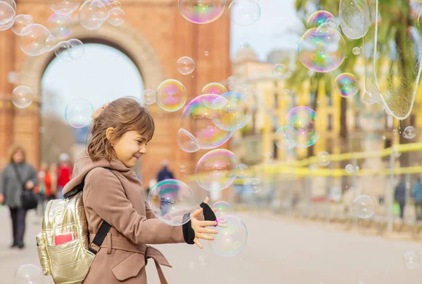 Dětské Mýdlové Bubliny Hra Selektivní Zaměření — Stock fotografie