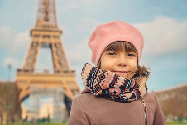 Bambina Sullo Sfondo Della Torre Eiffel Parigi Focus Selettivo — Foto Stock