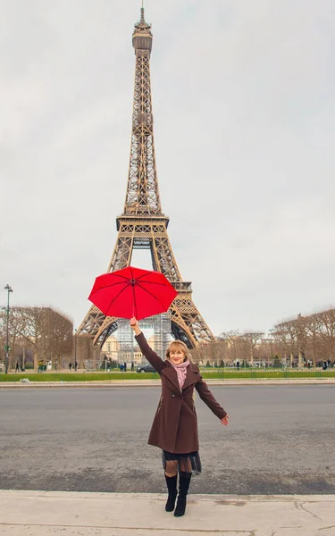 Girl Red Umbrella Eiffel Tower Paris Selective Focus — Stock Photo, Image