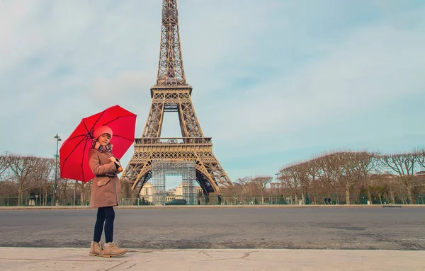 Niña Sobre Fondo Torre Eiffel París Enfoque Selectivo — Foto de Stock
