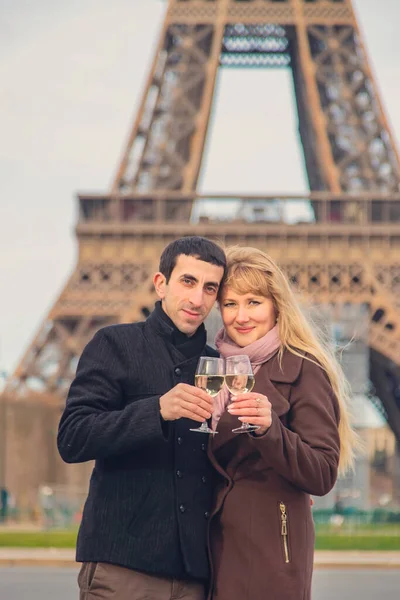 情侣们在巴黎埃菲尔铁塔附近喝酒 有选择的重点 — 图库照片
