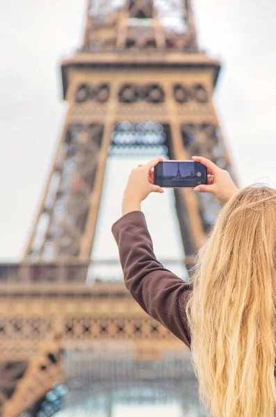 Dívka Fotí Eiffelovku Paříži Telefonu Selektivní Soustředění Příroda — Stock fotografie