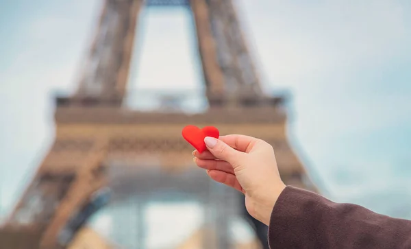 Serce Rękach Przy Wieży Eiffla Paryżu Wybiórcze Skupienie Charakter — Zdjęcie stockowe