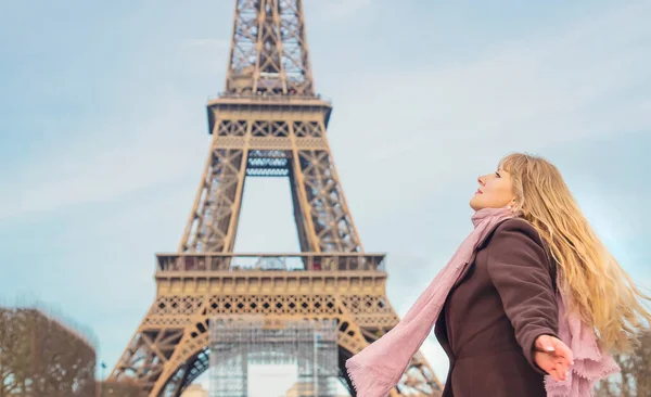 Chica Feliz Cerca Torre Eiffel París Enfoque Selectivo —  Fotos de Stock