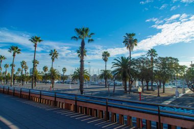 Barselona şehrinde gezinti güvertesi. Seçici odaklanma. Doğa.