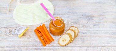 Küçük kavanozlarda bebek maması. Seçici odaklanma. Doğa.