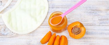 Küçük kavanozlarda bebek maması. Seçici odaklanma. Doğa.