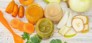 Küçük kavanozlarda bebek maması. Seçici odaklanma. Doğa.