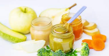 Küçük kavanozlarda bebek maması. Seçici odaklanma. Doğa.