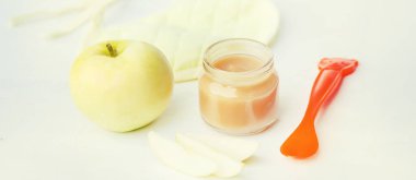 Küçük kavanozlarda bebek maması. Seçici odaklanma. Doğa.