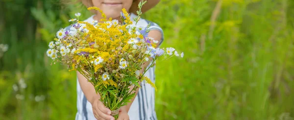 Mädchen Mit Wildblumen Den Händen Eines Kindes Selektiver Fokus — Stockfoto