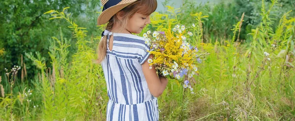 Fille Tenant Des Fleurs Sauvages Dans Les Mains Enfant Concentration — Photo
