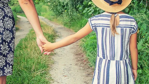 Kind Geht Hand Hand Mit Seiner Mutter Selektiver Fokus Natur — Stockfoto