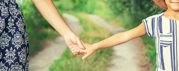 子供は母親と手をつないで行く 選択的な焦点 — ストック写真