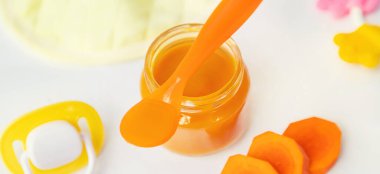 Küçük kavanozlarda bebek maması. Seçici odaklanma. Doğa.