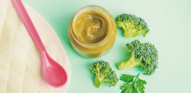 Küçük kavanozlarda bebek maması. Seçici odaklanma. Doğa.