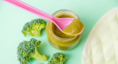 Küçük kavanozlarda bebek maması. Seçici odaklanma. Doğa.