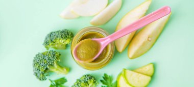 Küçük kavanozlarda bebek maması. Seçici odaklanma. Doğa.