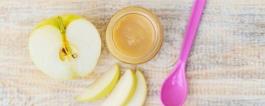 Küçük kavanozlarda bebek maması. Seçici odaklanma. Doğa.