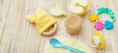 Küçük kavanozlarda bebek maması. Seçici odaklanma. Doğa.