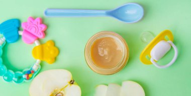 Küçük kavanozlarda bebek maması. Seçici odaklanma. Doğa.