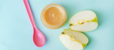 Küçük kavanozlarda bebek maması. Seçici odaklanma. Doğa.