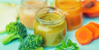 Küçük kavanozlarda bebek maması. Seçici odaklanma. Doğa.