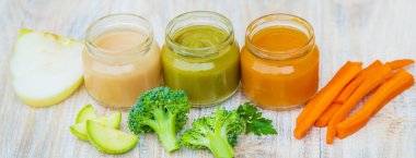 Küçük kavanozlarda bebek maması. Seçici odaklanma. Doğa.