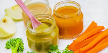 Bebek maması. Kavanozlarda sebze ve meyve püresi. Seçici odak. Doğa.