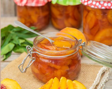 Şeftali reçelinin korunması. Seçici odak. Doğa