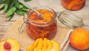 Şeftali reçelinin korunması. Seçici odak. Doğa