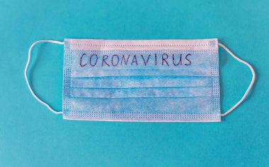 Coronavirus. İlaçlar. Maskeler mavi arka planda. Seçici odak tıbbı