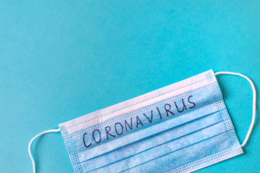 Coronavirus. İlaçlar. Maskeler mavi arka planda. Seçici odak tıbbı