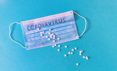 Coronavirus. İlaçlar. Maskeler mavi arka planda. Seçici odak tıbbı