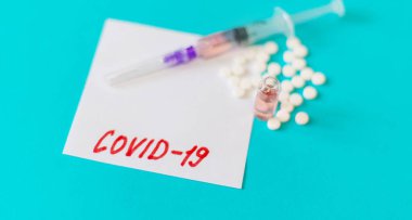 Coronavirus tedavisi ve aşı konsepti. Seçici odaklanma. İlaç.