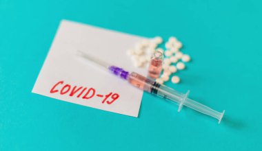 Coronavirus tedavisi ve aşı konsepti. Seçici odaklanma. İlaç.