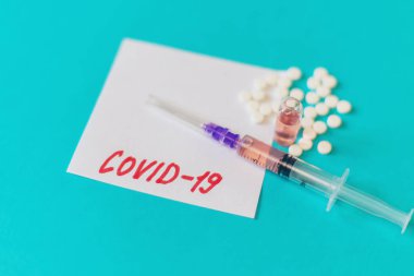Coronavirus tedavisi ve aşı konsepti. Seçici odaklanma. İlaç.
