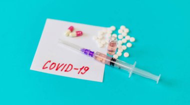 Coronavirus tedavisi ve aşı konsepti. Seçici odaklanma. İlaç.