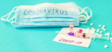 Coronavirus. İlaçlar. Maskeler mavi arka planda. Seçici odak tıbbı