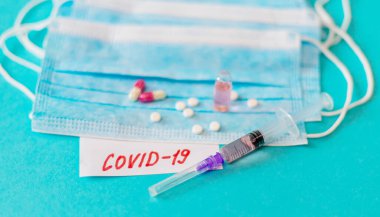 Coronavirus. İlaçlar. Maskeler mavi arka planda. Seçici odak tıbbı