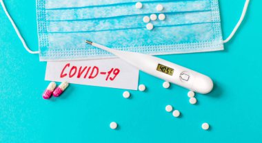 Coronavirus. İlaçlar. Maskeler mavi arka planda. Seçici odak tıbbı