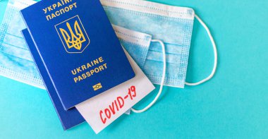 Coronavirus, ülkeler arası uçuş yasağı kavramı. Uluslararası pasaport. Seçici odaklanma. İlaç.