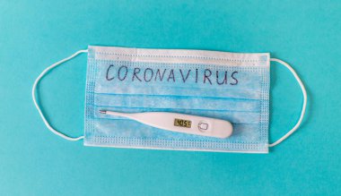 Coronavirus. İlaçlar. Maskeler mavi arka planda. Seçici odak tıbbı