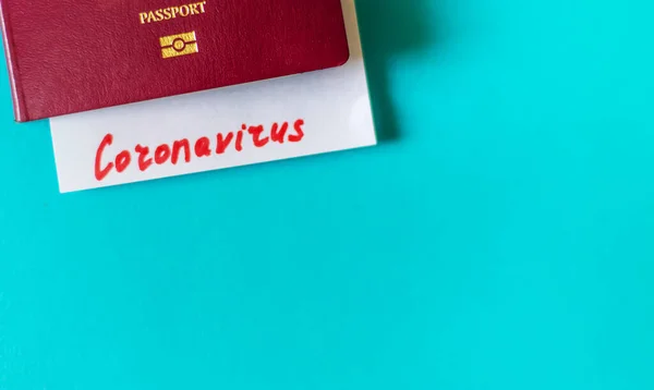 コロナウイルスは 国間の飛行禁止の概念です 国際パスポート 選択的フォーカス — ストック写真