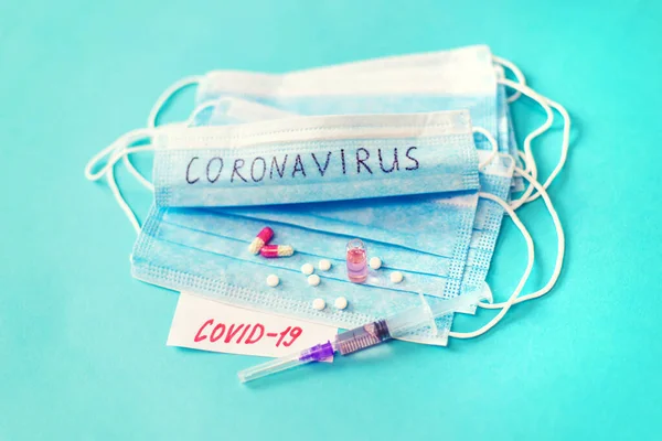 Coronavirus Laçlar Maskeler Mavi Arka Planda Seçici Odak Tıbbı — Stok fotoğraf